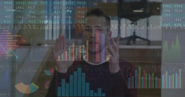 İş görüşleri için verileri analiz ederken saydam finans grafiklerini ayarlamak için el kaldıran adam. Gelecek, teknoloji, yenilik, analitik, takım çalışması, işbirliği, zarafet