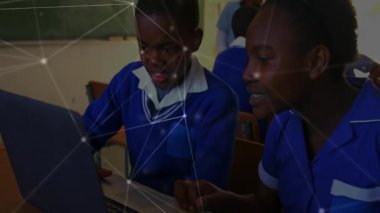 Sınıfta dizüstü bilgisayarda eğitim arttıran kız rehber çocuk olarak görünen ağ örtüsü. Eğitim, dijital, işbirliği, gençlik, teknoloji, sınıf, yenilik