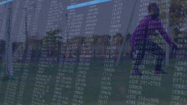 Gençlik kalecisi hamlesini yapıyor ve futbol topunu koruyor. Teknolojide hata kayıtları ve ilerleme çubukları gösteriyor. Atletik, eylem, kararlılık, spor, fütüristik, dijital, canlı