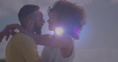 Çift çatı parmaklıklarına doğru dönüyor, güneş saçların arkasında hizalanıyor mercek parlıyor yaşam tarzı. Romantizm, samimiyet, şefkat, aşk, bağlantı, mutluluk, açık hava