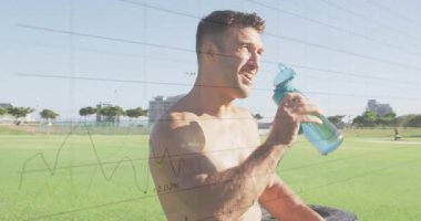 Traktör lastiği egzersizini bitiren adam, kenardaki su şişesini fark eden, fitness için su içen adam. Sporcu, hidrasyon, güç, açık hava, spor, eğitim, dayanıklılık