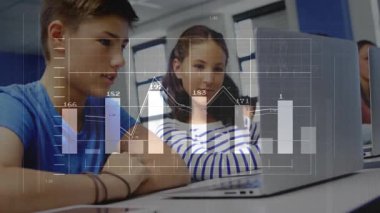 Sınıf laboratuvarında dizüstü bilgisayarda yazan öğrenciler, gerçek zamanlı veri analizi için animasyon çizelgeleri oluşturuyorlar. İşbirliği, eğitim, teknoloji, analitik, gençlik, takım çalışması, dijital