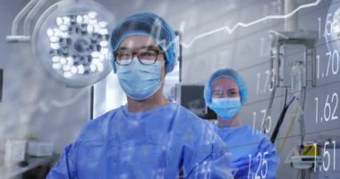 Ameliyathane cerrahı ve asistanı, cerrahi kararlara rehberlik eden veri örtüşmesi ve canlandırma çizelgeleri. Tıbbi, analitik, teknoloji, fütüristik, profesyonel, tanı, dijital