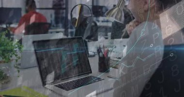 Veri analisti ofiste dizüstü bilgisayarı açarken aynı zamanda kodları ve teknik bilgiler için çizelgeleri inceliyor. Teknoloji, veri, analitik, dijital, çağdaş, profesyonel, görselleştirme