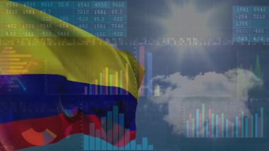 Veriler kayarken ve pazar verilerini gösteren grafikler yükselirken güneş ışığı Kolombiya bayrağını dalgalandırıyor. Vatanseverlik, finans, analitik, hareket grafikleri, açık hava, ticaret, sanayi