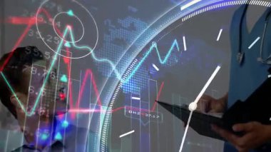 Doktor notlar alıyor ve hasta sağlık verilerini izliyor. Saati anlamak için senkronize ediyor. Tıbbi, analitik, modern, sağlık, profesyonel, iletişim, teknoloji