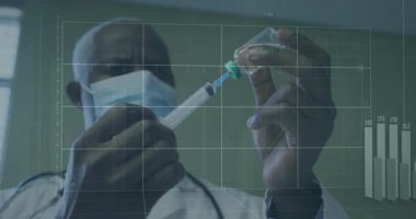 Doktor şırıngayı yerleştiriyor, aşıyı klinikte alıyor ve artan dalga boyu ölçüm tablosuna bakıyor. Tıbbi, sağlık, araştırma, teknoloji, veri, analiz, meslek