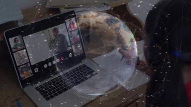 Kız çevrimiçi derse katılmak için dizüstü bilgisayara tıklıyor, dönen dünya ağı altında notlar yazıyor. Eğitim, uzaktan öğrenme, dijital okuma yazma, e-öğrenme, sınıf, bağlantı, öğrenci