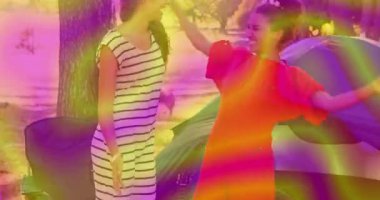 Kırmızı-romper kadın kolunu kaldırıyor sırtına davet ediyor, kamp çadırının flamingo şamandırasına biniyor. Açık hava, arkadaşlık, neşe, eğlence, doğa, yaz, neşe