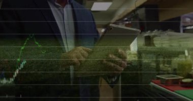 Mutfakta tableti tıkırdatan adam, piyasanın kanepeye geçişini izlemek için finans tablolarını örtüyor. Teknoloji, finans, veri, analiz, iş, yenilik, dijital