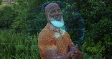 Holografik küre oluşurken, teknolojik gösterimde dönüşürken, bahçede gövde değiştiren bir adam. Teknoloji, yenilik, veri görselleştirme, fütürizm, çevresel, profesyonel, dijital