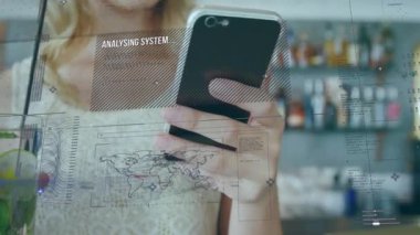 Akıllı telefonun kilidini açan kadın teknolojik kaplamaları gösteriyor, ödeme için cep telefonunu ped 'e yerleştiriyor. Fütürist, dijital, teknoloji, finansal, yenilik, modern, gelişigüzel