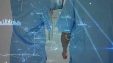 Doktorlar hastane koridorunda X-ray 'e doğru yürüyorlar. Filmi kontrol ediyorlar. Teşhis için. Tıbbi, tanı, teknoloji, sağlık, işbirliği, fütüristik, profesyonel