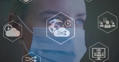 Bakışları olan orta yaşlı bir kadın, sağlık verilerini görüntüleyen maske etrafında titreşen veri simgeleri başlatıyor. Sağlık, teknoloji, yenilik, analitik, siber güvenlik, dijital, tıbbi