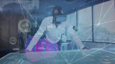 Olgun bir adam sanal gerçeklik kulaklığını iş teknolojisi tanıtımına yerleştiriyor, holografik ağ kuruyor. Gelecekçi, yenilikçi, işbirliği, dijital, ağ oluşturma, müteahhit, yüksek teknoloji