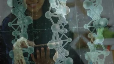 Araştırmacıların tıklamaları ve tableti araklamaları moleküler yapıyı analiz etmek için hologram DNA sarmalını gösteriyor. Gelecekçi, yenilikçi, teknoloji, bilim, eğitim, biyoteknoloji, dijital