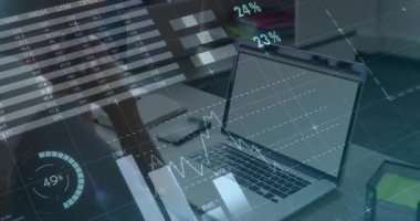 Finansal analist akıllı telefon tarama masasını veri analizi için harita ve haritalar olarak tutuyor. Veri, analitik, görselleştirme, torpido, teknoloji, dijital, iş