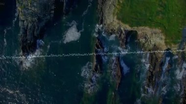 Hava sahili üzerinde titreşen ses dalgası, ses verilerini sayısal işaretlerle görselleştiriyor. Deniz manzarası, görselleştirme, manzara, grafik, dijital, doğa, dalgalar