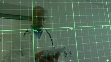 Erkek doktor tablet yetiştiriyor, tıbbi verileri ızgara kaplamalı incelemek için klinikte ekran değiştiriyor. Sağlık, teletıp, dijital arayüz, artırılmış gerçeklik, tıbbi teknoloji, klinik çevre, profesyonel