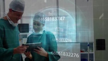 Kadın tableti tıkırdatıyor ve hasta ölçümlerini holografik küreyle analiz ediyor. Tıbbi, teknoloji, yenilik, sağlık, işbirliği, fütüristik, veri