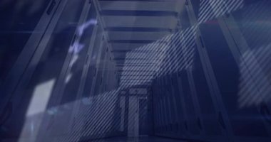 Koridor ışıkları çapraz çizgileri aktifleştiriyor, yol gösteren harita parçaları dönen küreye karışıyor. Teknoloji, ağ oluşturma, veri, siber güvenlik, dijital, yenilik, fütürist