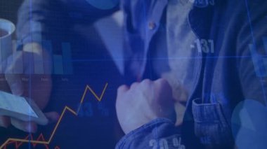 Yatırımcı, kahve fincanı kaldırırken finans tabloları hazırlıyor ve akımı izliyor. Finans, analitik, teknoloji, veri, iş, yatırım, eğilim