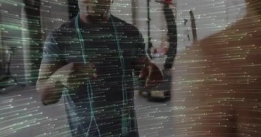 Jimnastik hocası yeşil ip atlama örtüsünü ayarlıyor ve müşteriyi atlama yönlendirmesi için işaret ediyor. Fitness, antrenman, çift cinsiyetli, motivasyon, güç, sağlık, koçluk