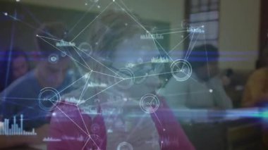 Sınıfın açılışında masaların üzerinde beliren animasyon eğitim ağı gibi sağdan bakan bir genç vardı. Teknoloji, öğrenme, dijital, eğitim, yenilik, öğrenci arayüzü