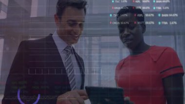 İşadamı tableti tıklayarak finansmanı etkinleştiriyor analist ekranı eğip hisse senetlerini analiz ediyor. Teknoloji, veri, analitik, şirket, yenilik, finans, işbirliği