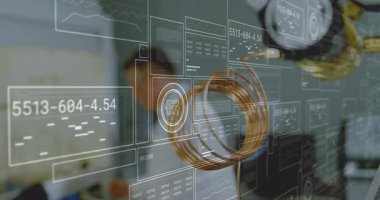 Laboratuvar araştırmacısı adım atıyor, ölçümleri incelerken animasyon panelleri analiz için kayıt tutuyor. Bilim adamı, enstrümantasyon, veri görselleştirme, kesinlik, yenilik, teknik, analitik