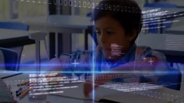 Çocuk okul kitabını mavi kaplama altında yazıyor ve lambayı ayarlıyor sonra da kız yazısına kayıyor. İşbirliği, odaklanma, öğrenme, sınıf, takım çalışması, eğitim, gençlik