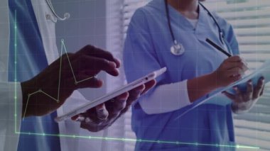 Hemşire çizelgeleri yazarken hayati belirtileri gözden geçirmek için tableti tıklatan bir doktor. Sağlık, dijital, yenilik, işbirliği, analiz, teknoloji, profesyonel