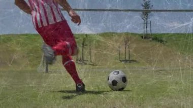 Erkek futbolcu sahaya giriyor, topa yaklaşıyor, ayak basıyor ve kutlama için ağa vuruyor. Eylem, zafer, atletizm, açık hava, sportmenlik, başarı, coşku