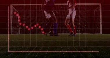 Saldırgan topa vuruyor ve top sürüyor. Kırmızı ızgaranın altındaki defans oyuncusundan spor verileriyle kaçıyor. Atletizm, rekabet, çeviklik, yenilik, strateji, yoğunluk, performans