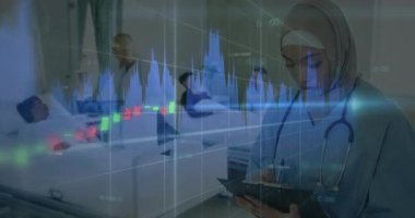 Holografik veri tabloları zayıflarken, kadın doktor, koğuştaki hayati bulguları izliyor. Tıbbi, sağlık, yenilik, klinik, meslek, takım çalışması, teknoloji