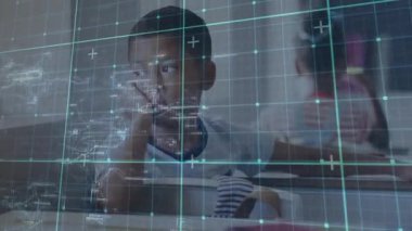 Erkek çocuk dik dik bakıyor ve çenesini yumruğa bastırıyor. Teknik ders ablası izlemek için veri şebekesini etkinleştiriyor. Teknoloji, yenilik, gençlik, eğitim, dijital, fütürizm, merak