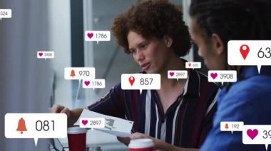 Kıvırcık saçlı sunucu sosyal medya simgelerinin yükselmesine neden olan çizelgeyi açıklıyor. İşbirliği, analitik, kentsel, iletişim, teknoloji, üretkenlik, ağ