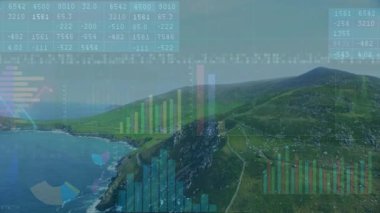 Şeffaf masa yamaçtaki okyanus zemininde kayboluyor, çubuklar kayıyor, çizgiler kavis çiziyor, veri sunuyor. Dağlar, analitikler, görselleştirme, teknoloji, açık hava, veri, yenilik