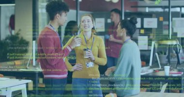 Üç iş arkadaşı kahve fincanı tutarken kod üst üste biniyor ve teknoloji işbirliği sırasında yükseliyor. İşbirliği, takım çalışması, yenilik, dijital, modern, başlangıç, iletişim