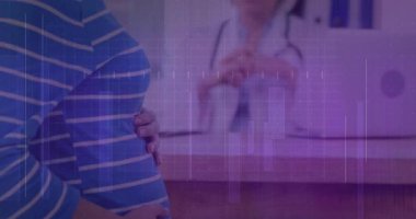 Hasta karnı ağrıyan hasta muayeneye başlıyor, doktor steteskop tutuyor, sağlık detaylarını açıklıyor. Tıbbi, sağlık, danışma, annelik, doğum öncesi, profesyonel, ilgili