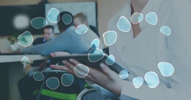 İş kadını tableti tıklatıyor ve verileri görselleştirmek için yüzün üzerinde mavi taç yaprakları oluşturuyor. İşbirliği, takım çalışması, yenilik, dijital, profesyonel, strateji, analiz