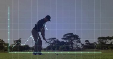 Erkek golfçü kareye giriyor. Grafik oluşturma işlemini başlatıyor. Salıncak düzleştirme bitiminden zirveye çıkıyor. Dijital analitik, spor performansı, hareket analizi, eğitim teknolojisi, atletik performans, veri görselleştirme, açık hava aktivitesi