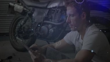 Atölyedeki teknisyen tıkırtısı tableti ve yüzen parçacıklarla AR motor tanıları oluşturuyor. Teşhis, bağlantı, gelecek, yenilik, mühendislik, teknoloji, kesinlik