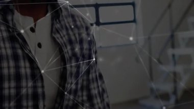 Tablet ekranına tıklayan adam dizayn prototipi için dijital ağ örtüsünü etkinleştiriyor. Teknoloji, yenilik, çalışma alanı, iletişim, bağlantı, fütüristik, yaratıcı