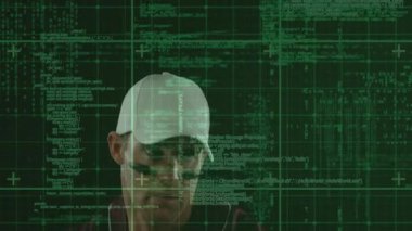 Erkek sporcu başını eğiyor ve ızgara kodunu tarıyor, teknolojik arayüzü çalıştırıyor. Teknoloji, siber uzay, yenilik, dijital, fütürizm, hareket, yüksek teknoloji