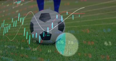 Futbolcu topun arkasına geçip tekmeliyor, spor teknolojisini animasyon çizelgeleriyle gösteriyor. Atletizm, biyomekanik, performans, veri analizi, yenilik, hareket, analiz