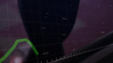 Kadın koşucu koşu bandında tırabzanı kavrıyor ve koşuyor, canlı fitness grafiği izleme çabası üretiyor. Sporcu, performans, dijital, güç, sağlık, kararlılık, fitness