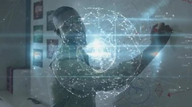 Mühendis, beyaz tahtayı işaretleyici ile çiziyor ve veri haritalaması için hologram ağını etkinleştiriyor. Teknoloji, yenilik, dijital, görselleştirme, bağlantı, analiz, veri