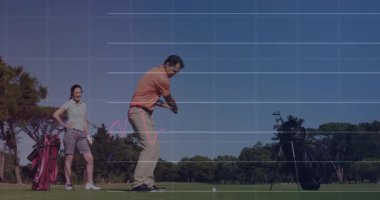 Golf topuna hitap eden adam, spor istatistiklerine göre kadınların alkışladığı şebeke izleme kulübü patikalarını gösteriyor. Spor, performans, veri, analitik, eğlence, açık hava, hassasiyet