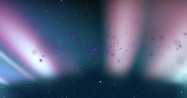 Yıldız noktalı gökyüzü renkli ışınlar başlatıyor. Parıldayan ışınlar, sürüklenen parçacıklar Aurora 'yı oluştururken yer değiştiriyor. Göksel, kozmik, canlı, ruhani, soyut, huşu uyandıran, fütürist